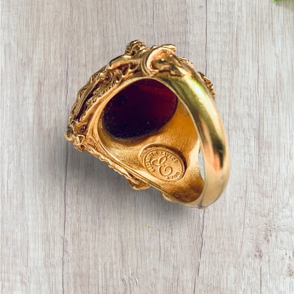 Vintage Avon Elizabeth Taylor Gilded Age Cherub Ring size 7.5 - Picture 4 of 4